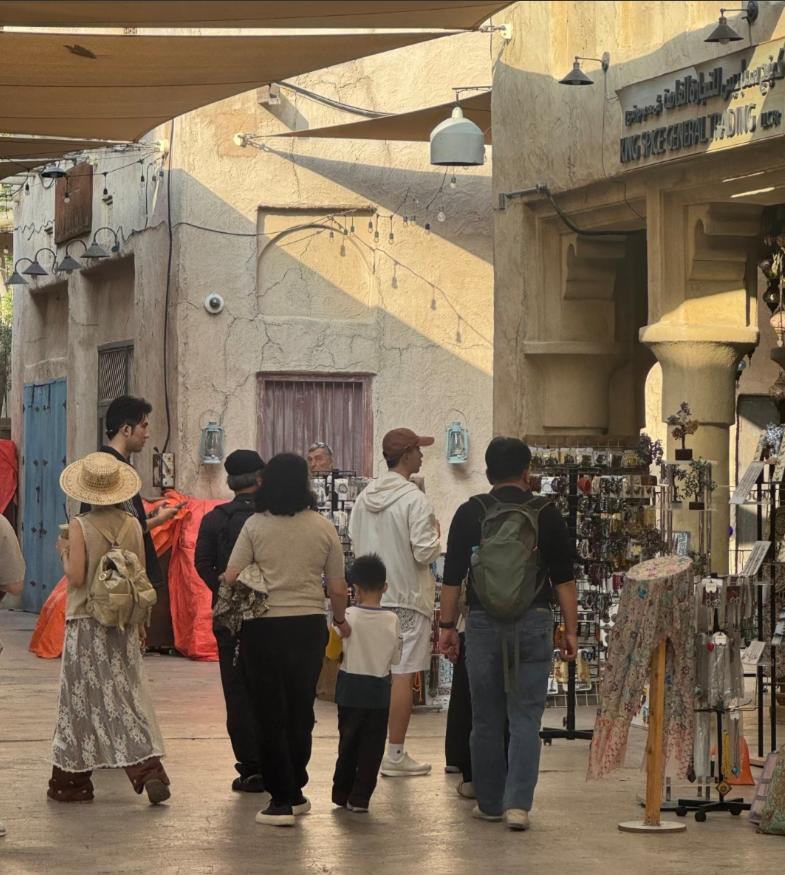 马龙一家总统府游玩被拍！追着老婆喊“露露”，用丝巾当抹胸超美