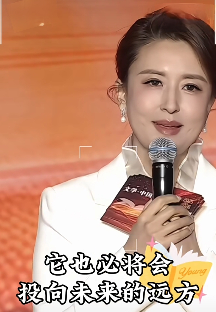 张蕾主持文学活动，白衬衫西装造型，优雅盘发尽显知性美
