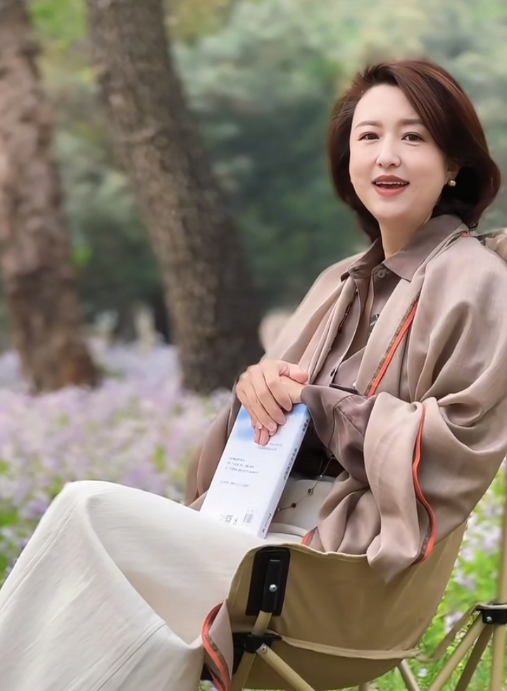 张蕾林间荐书，浅棕衬衫白裙披肩短发温柔知性尽显优雅气质