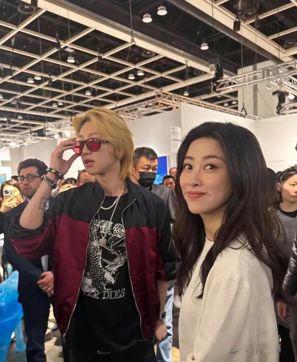 41岁朱珠现身香港看艺术展，穿浅蓝色裙子，身材苗条，气质很出众