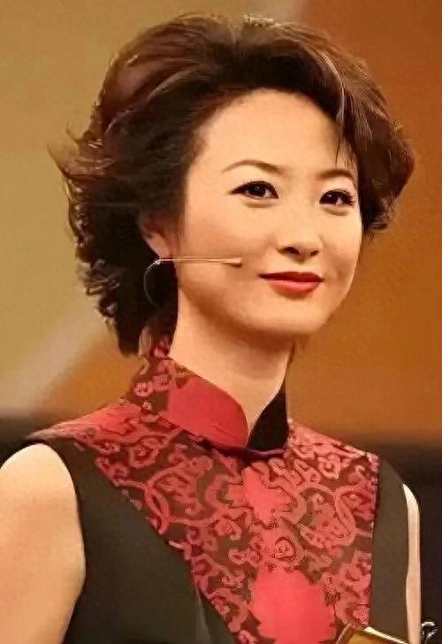 她是美女主持，苦恋6年换来丈夫出轨，曾因公开曝光其丑闻被停职