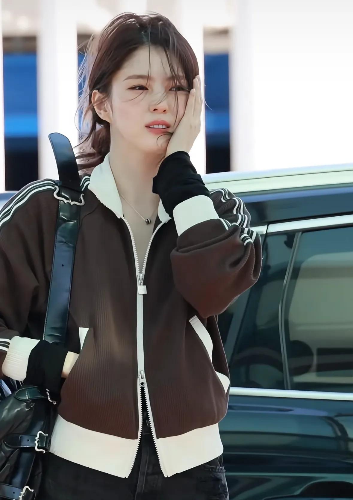 韩素希现身机场，寒风中穿薄外套和短裤，冷的瑟瑟发抖却依然貌美