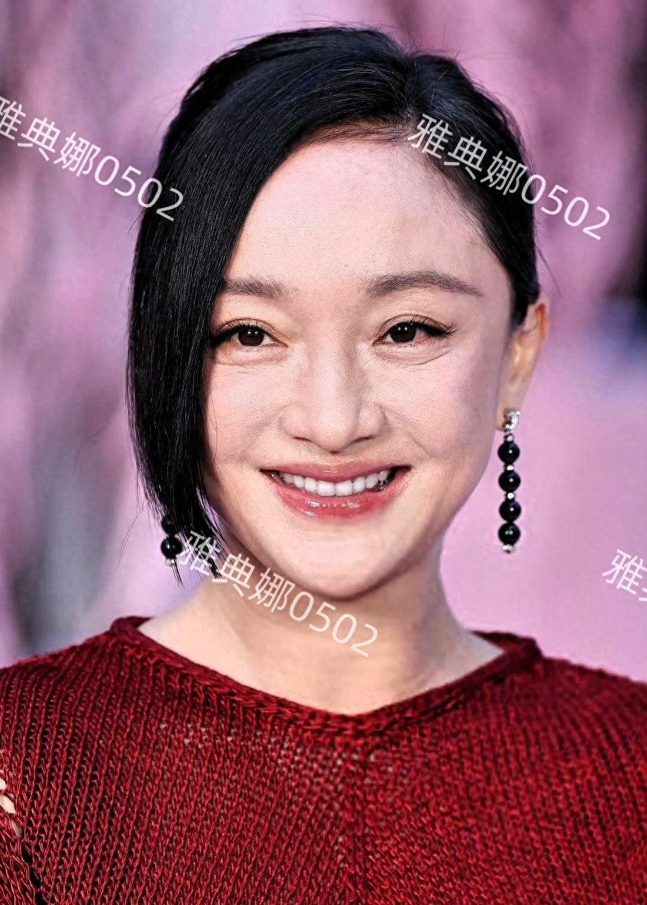 香奈高定秀上的周迅，一身红衣表情灵动但个子小衣服有点撑不起来