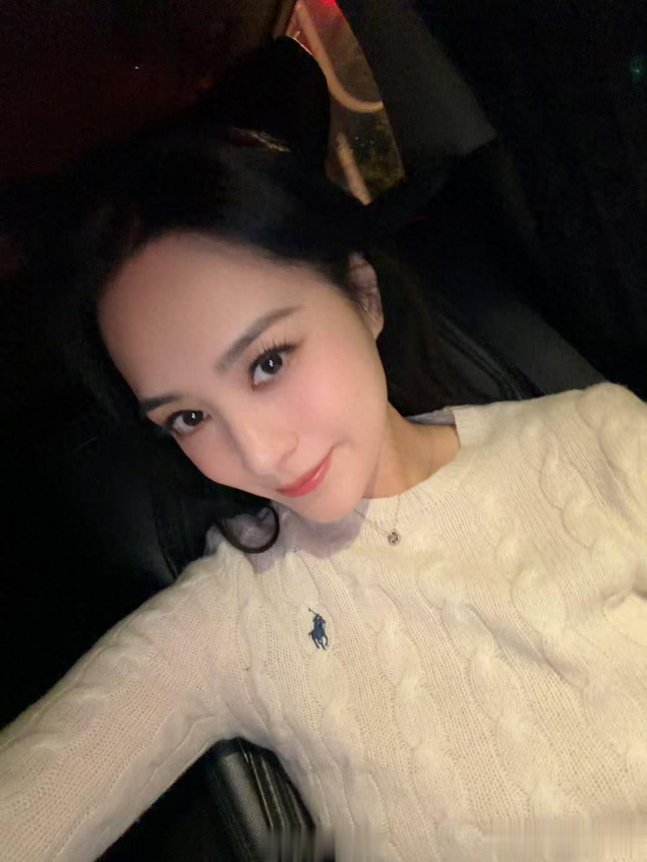 阿娇年初二晒聚会照!闺蜜四人组到齐,被霍汶希女儿近照惊艳到了