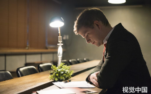 资助的孩子病危后我去银行取现做手术，孩子母亲却卡着手续不让我取，得知我身份后她崩溃了