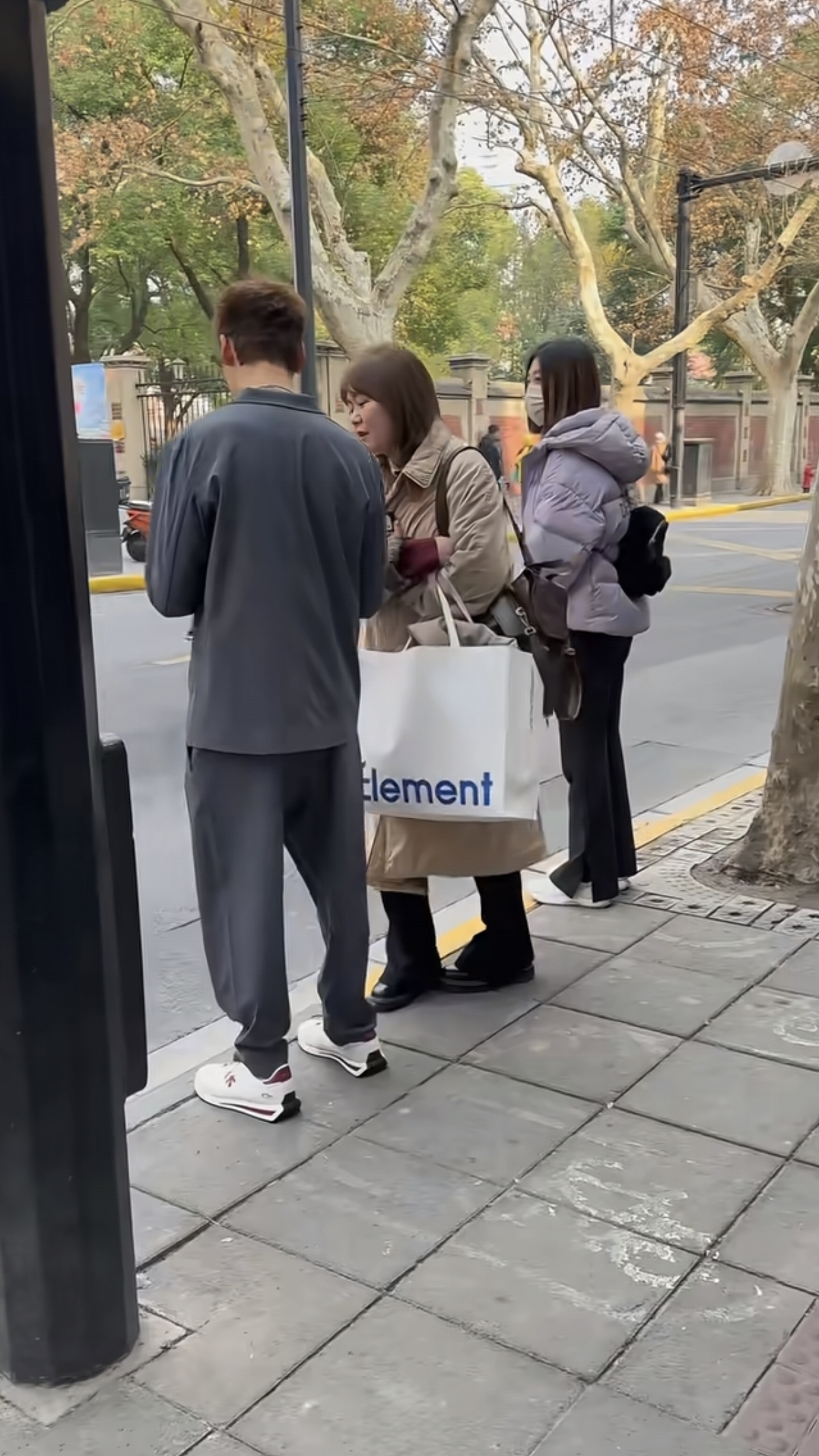 陈伟霆上海街头被偶遇，本人又高又瘦状态很好呀，穿的单薄不冷吗