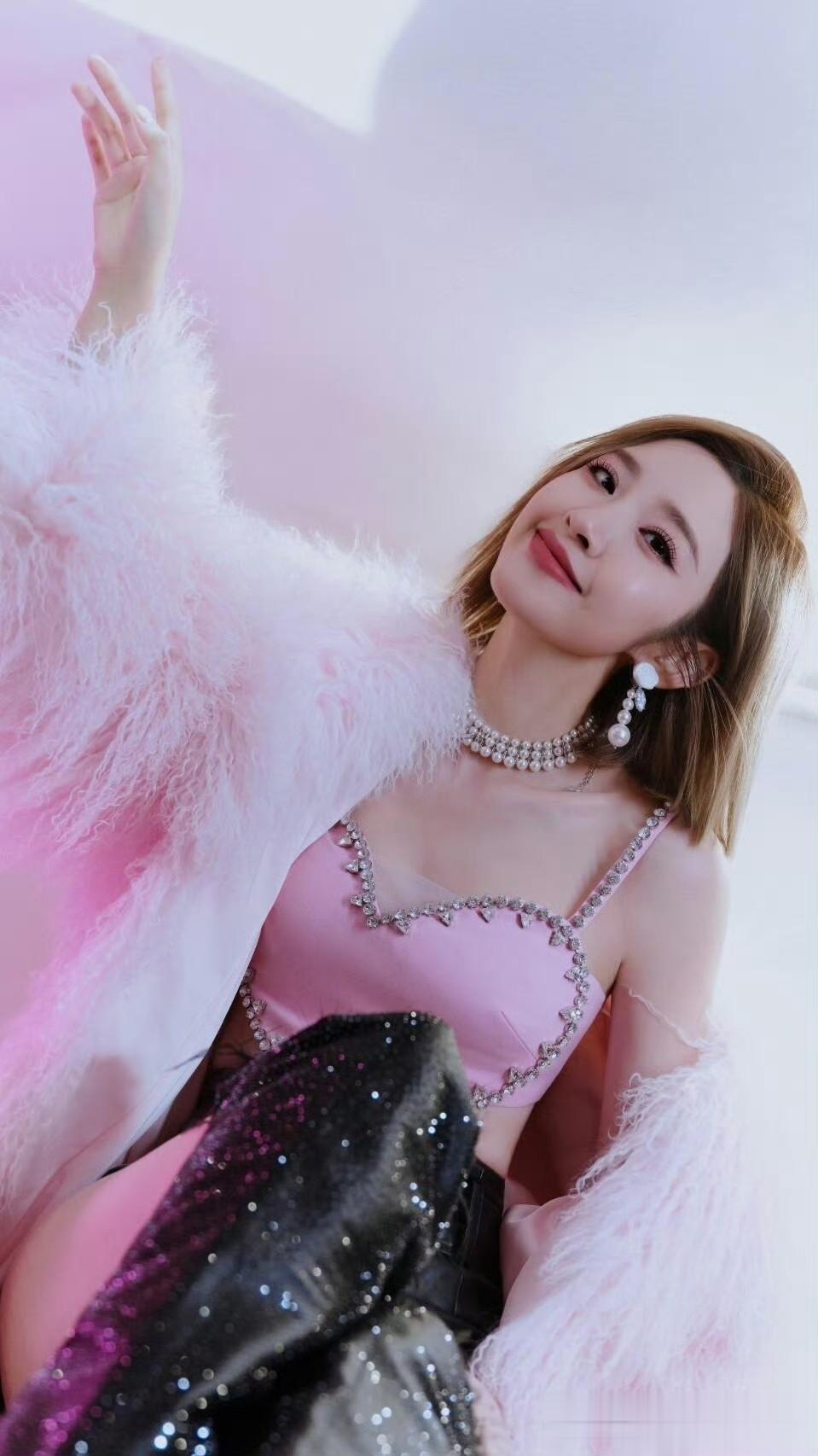 唐艺昕“辣妹”穿搭：粉色抹胸小皮短裤，身材杠杠的。