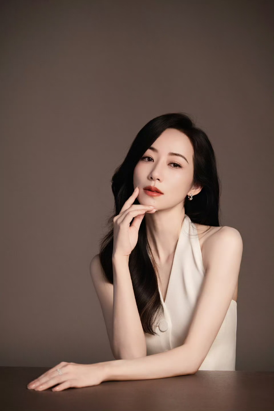 韩雪老师今日品牌代言写真，优雅气质藏不住，妈咪级别的美