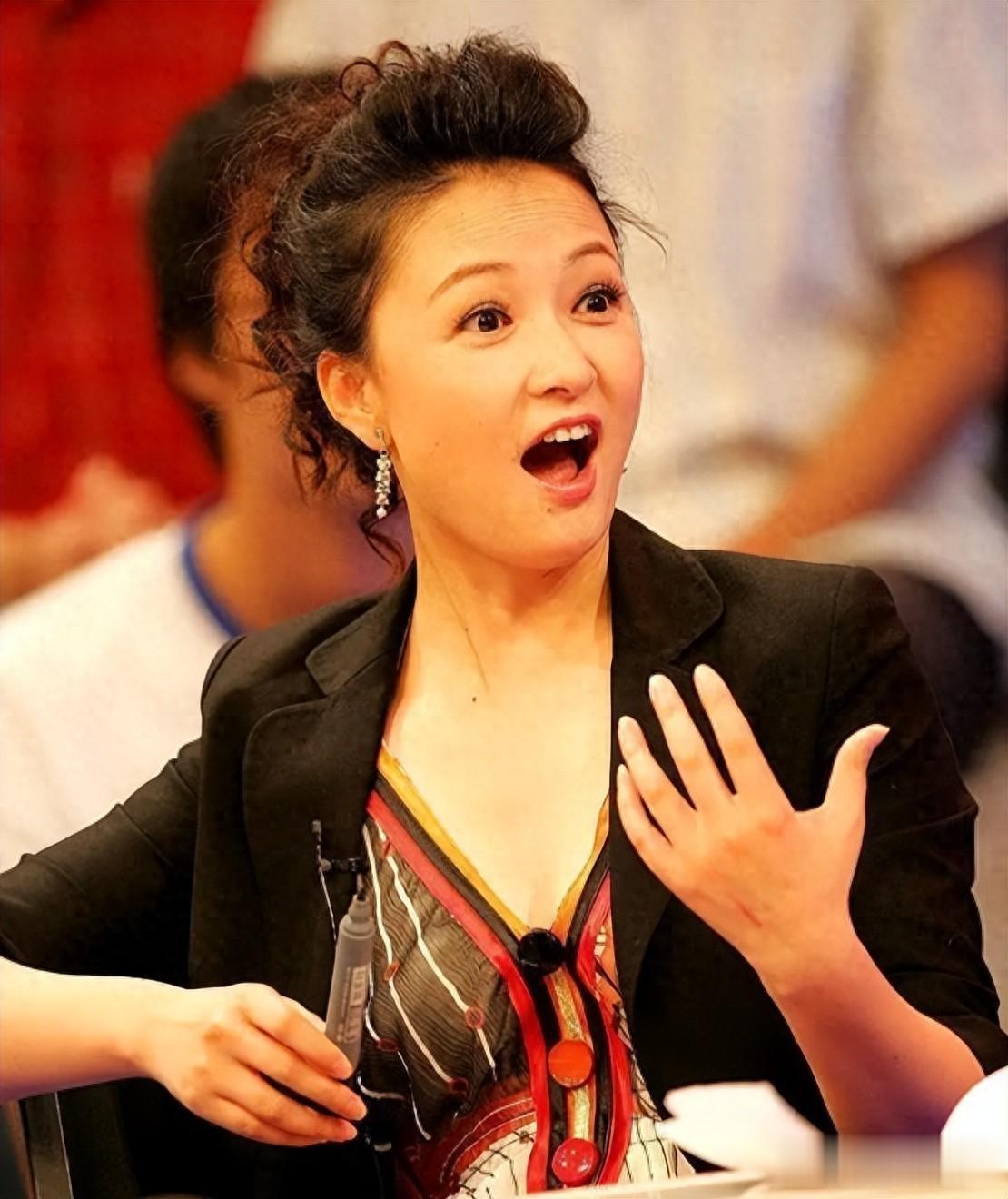 上海电视台“一姐”袁鸣：嫁美籍华人生一子，54岁发福仍风韵犹存