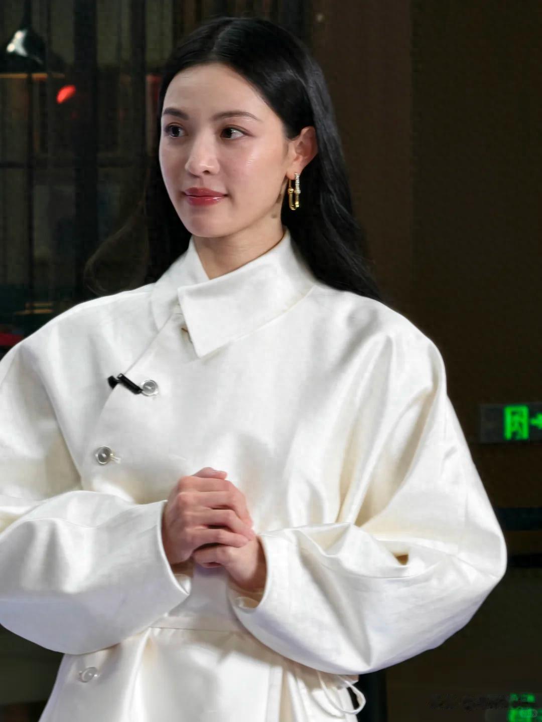 钟楚曦状态绝了！黑长直淡妆姐感拉满艳压全场，生图比精修更能打