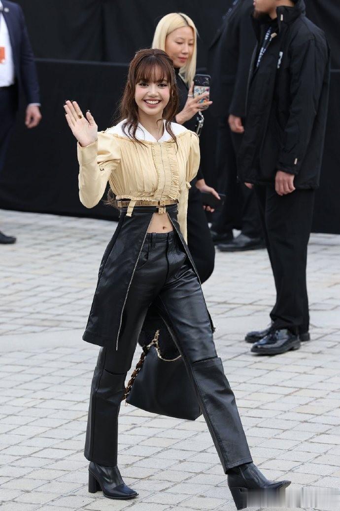 Lisa身穿露腰皮裤亮相，三角区凸起明显，看着让人好尴尬