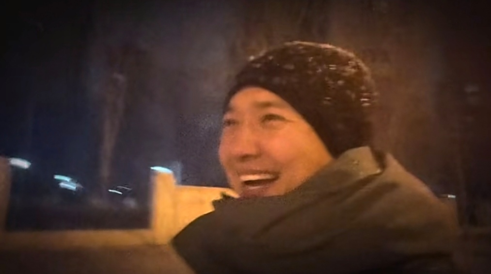 高云翔深夜在天津街头淋雪,边走边笑,网友:你这一生后悔不