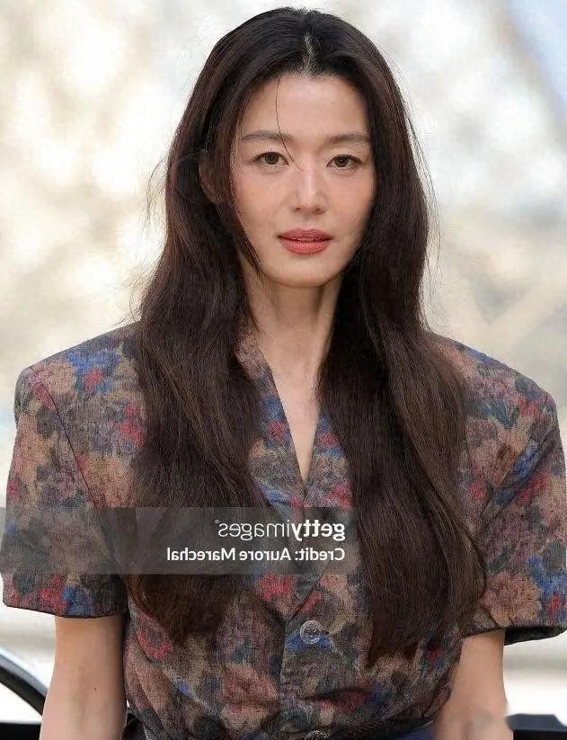 女神全智贤也伴有岁月痕迹变老了，状态憔悴，和巅峰时期大不一样