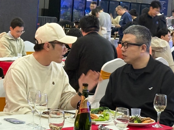 王自如現身公司年會發獎 全員現金多發1.5倍 網友慕了