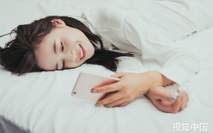 后妈怕我抢家产，在家宴上把我请来的镇宅守财的锦鲤做成了清蒸鱼，不料一夜之间，我爸千亿资产便灰飞烟灭了