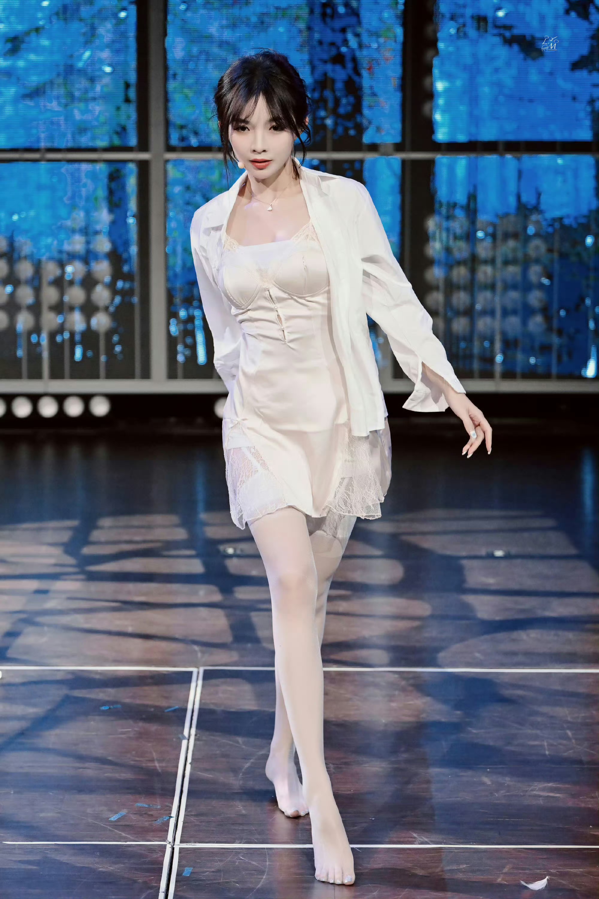 许杨玉琢 舞台白丝 尽显女团成员的实力与魅力