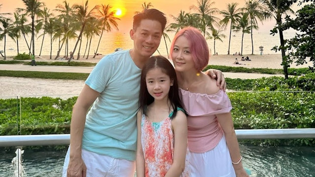 52岁姚乐怡越南秀身材，昔日电波少女逆生长，晚婚晚育女儿美貌