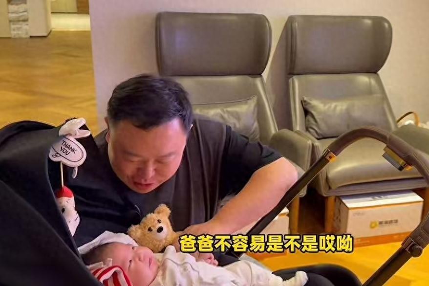 阎鹤祥在家带娃细节坐实“女儿奴”！闺女像“复制粘贴”爸爸！