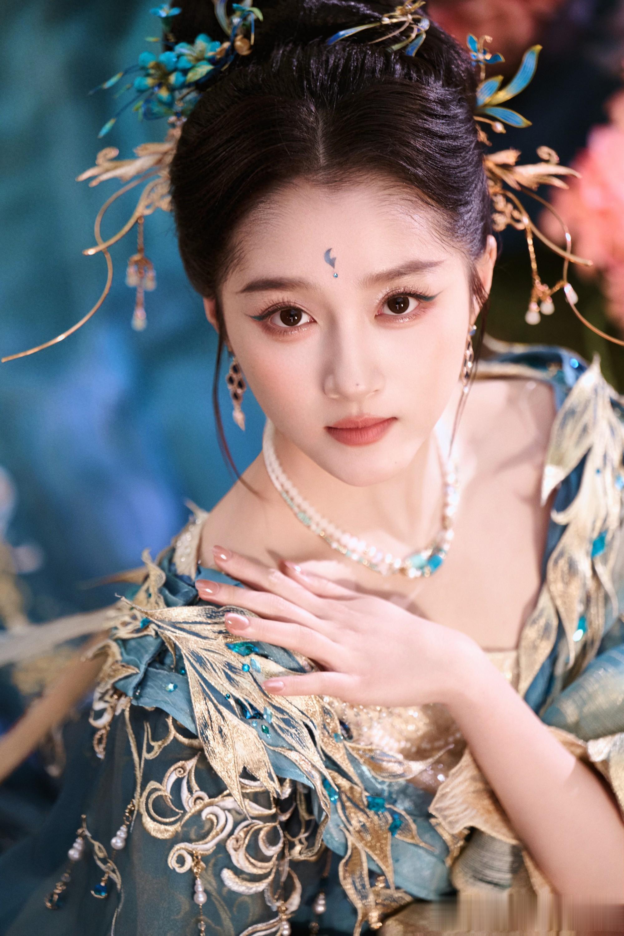 女星关晓彤惊鸿一瞥，花开富贵，犹如仙女下凡！