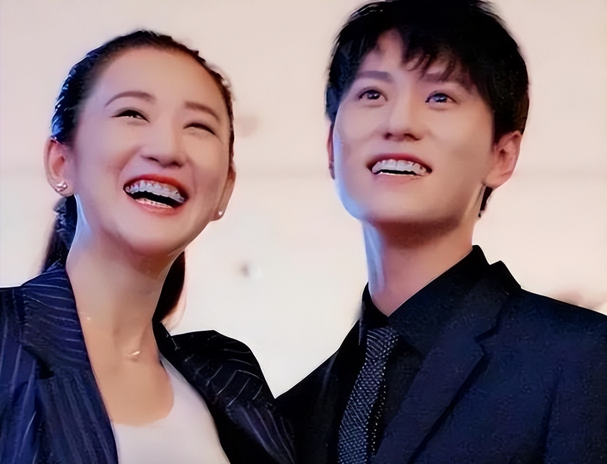 她把弟弟带入演艺圈，自己却转行当制片人，如今弟弟已红透半边天