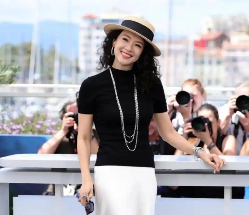 汪峰也没想到，距离过年仅剩5天，46岁章子怡高调官宣了喜讯！