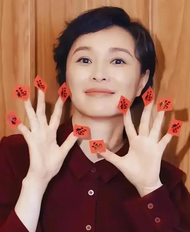 吴越53蒋勤勤50 俩人同天晒了拜年照。变化太大了 完全走上两条道了