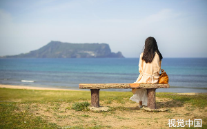 前任为我撑伞的视频火了，全网都在磕我们的cp，他也借此机会求我复合，可我已经结婚三年了