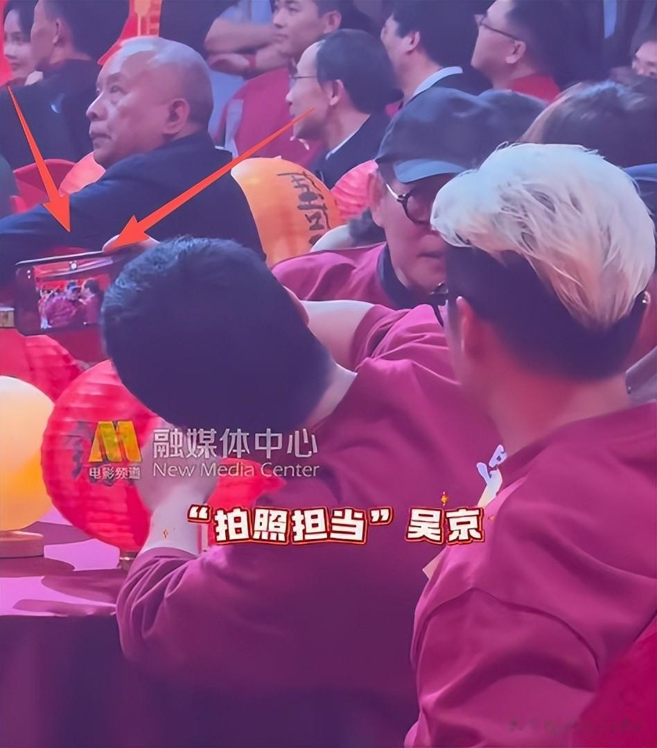 电影嘉年华：成龙找李、袁热聊，吴京挤开谢霆锋猛拍照，于适硬凑
