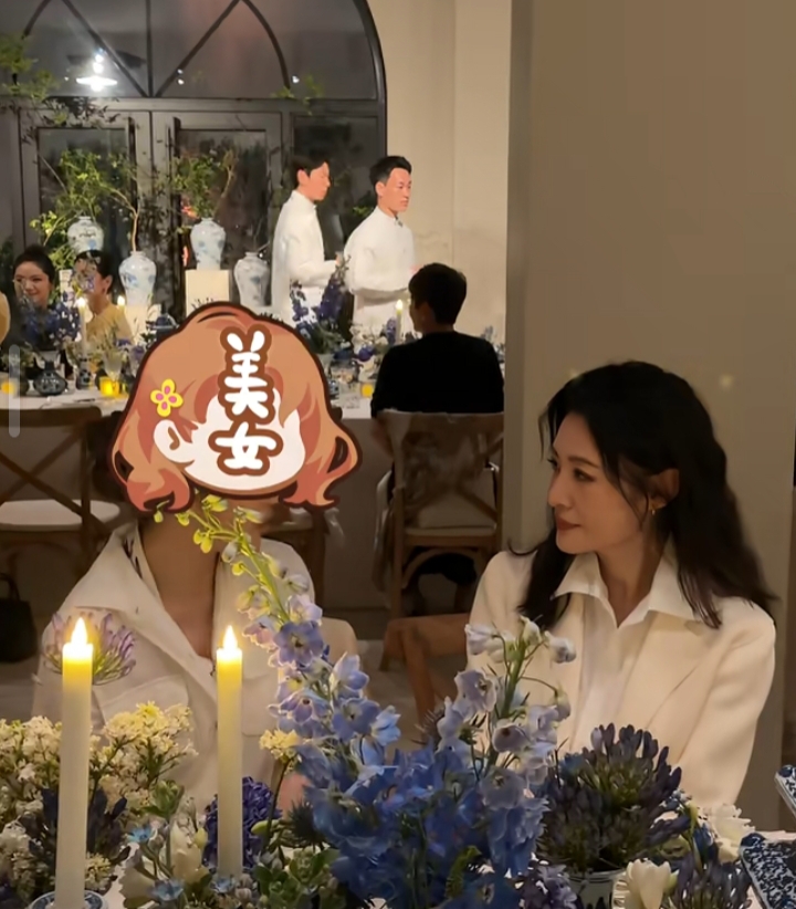 周涛出席Loro Piana活动，米白西装造型，卷发温柔气质清冷又明艳