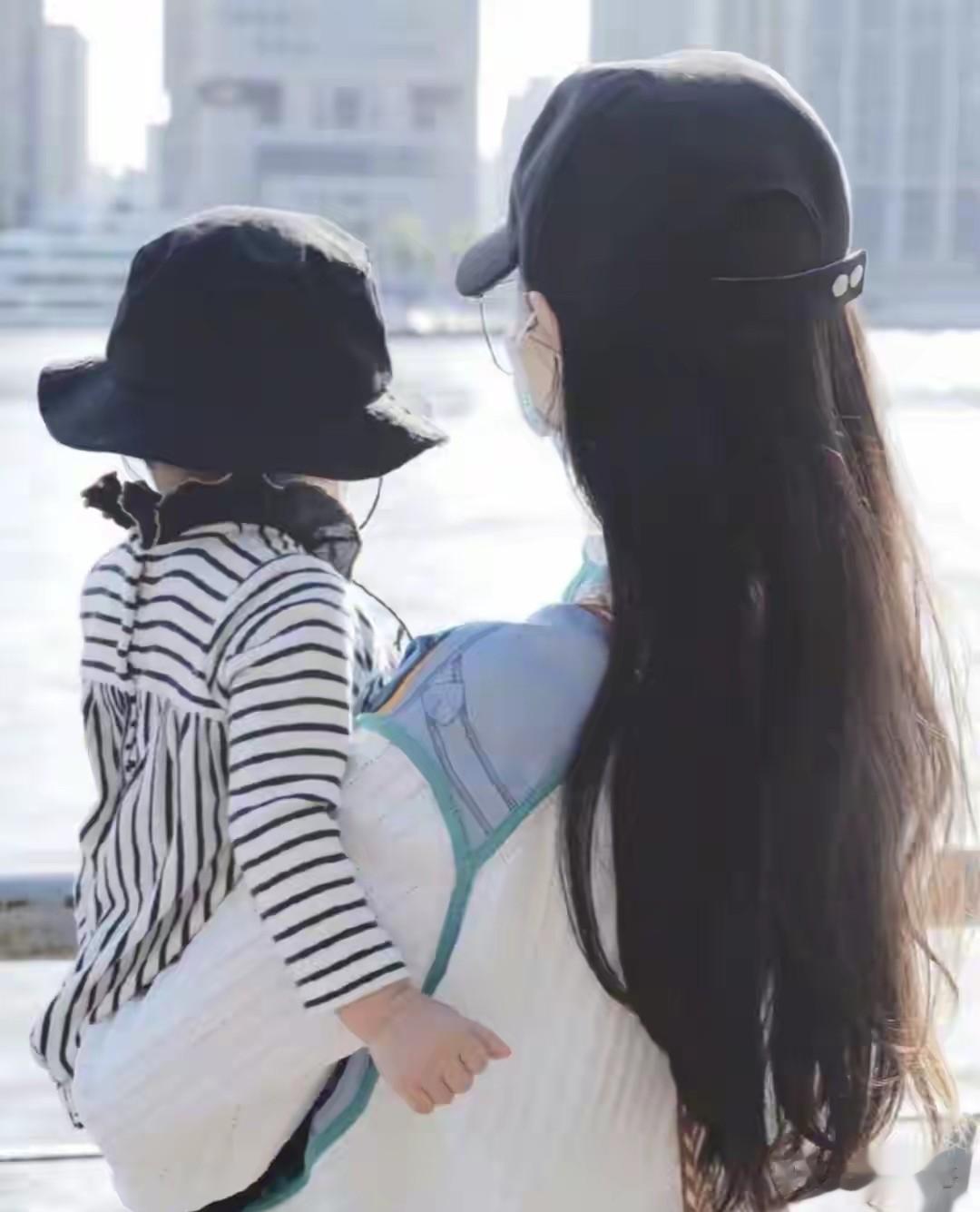 唐嫣罗晋携女游环球，6岁小小糖侧脸似罗晋，唐嫣冻龄颜值如少女