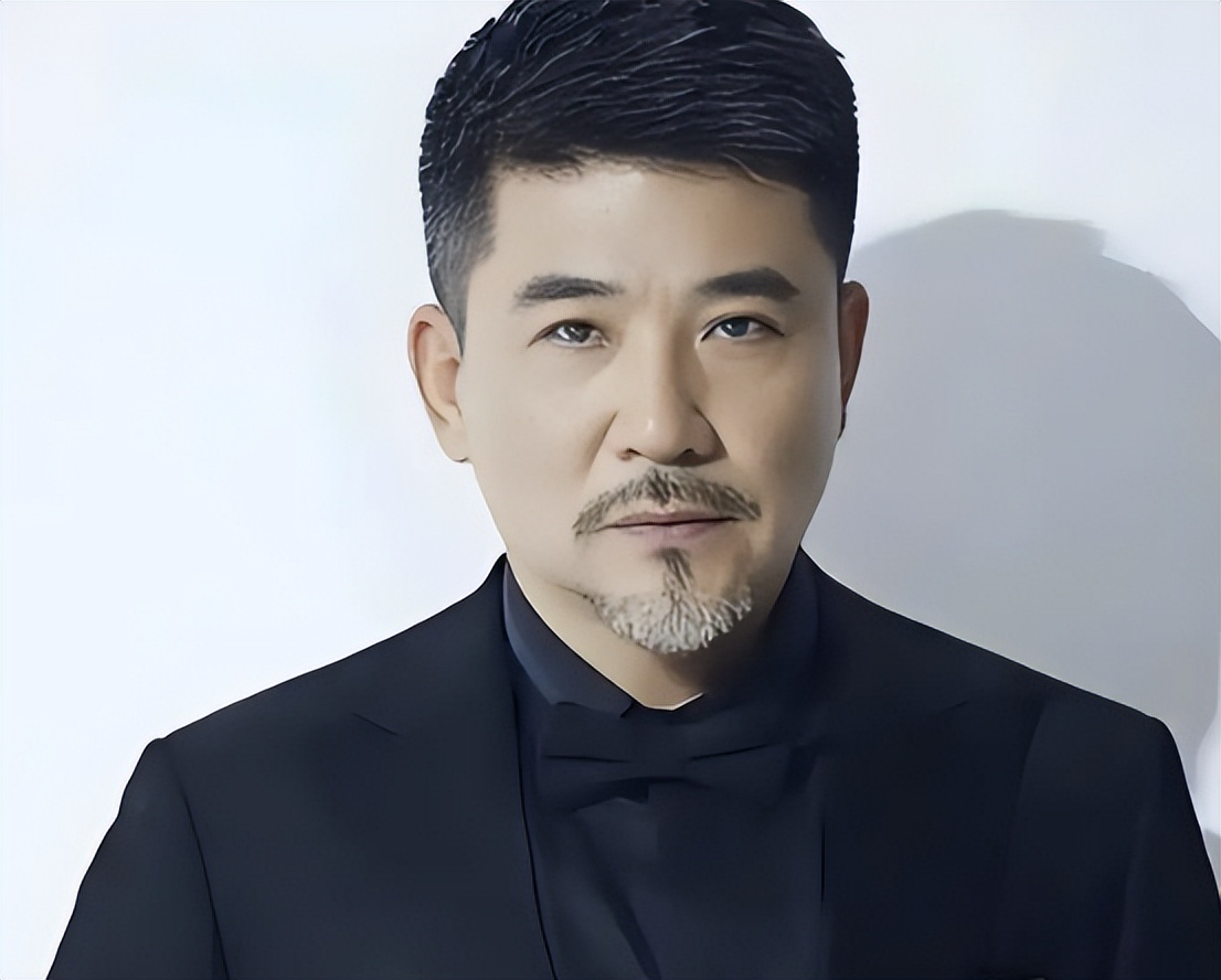 他因长得太帅,被张艺谋拒绝,结婚40年无绯闻,如今70岁无儿无女