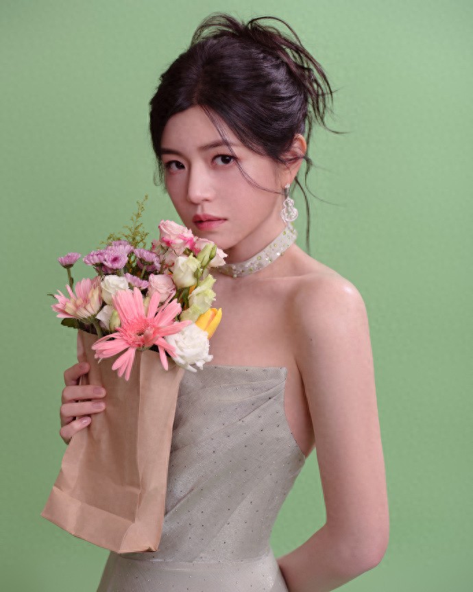 陈妍希穿着抹胸露背装好美啊，这肌肤又嫩又滑，真细腻