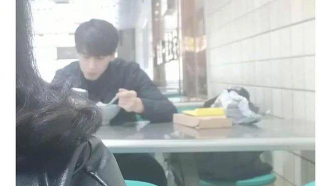大学同学晒出张凌赫偷拍照！
