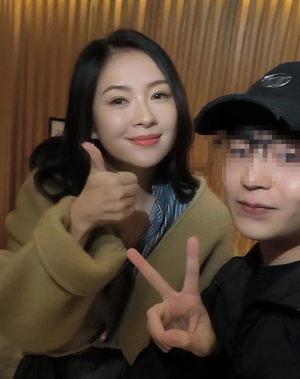 46岁章子怡香港被遇，医美过度脸大了一圈，网友惋惜失去骨相优势