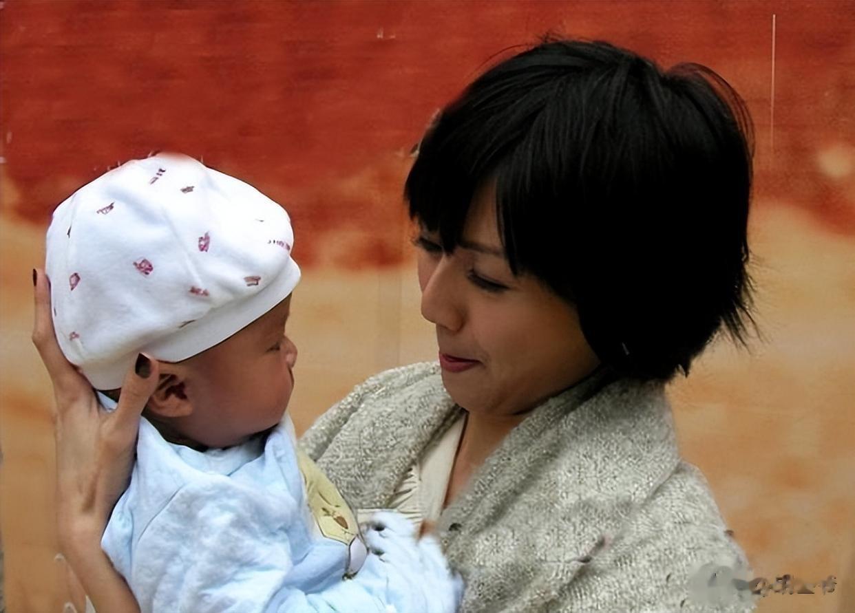 孙燕姿一家游迪士尼!她身形消瘦、老公头发花白,儿女黢黑像妈妈