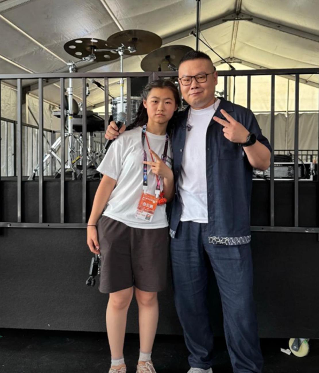 岳云鹏三亚度假被偶遇，瘦身8斤颜值飙升，女儿身高成亮点