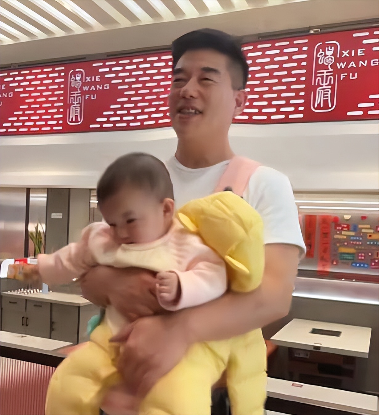娶小27岁央视美女，快60岁才当爹，如今他衰老明显，娇妻貌美如花