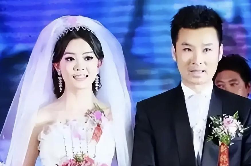 他是著名歌唱家,娶小10岁选美冠军当娇妻,48岁儿女双全