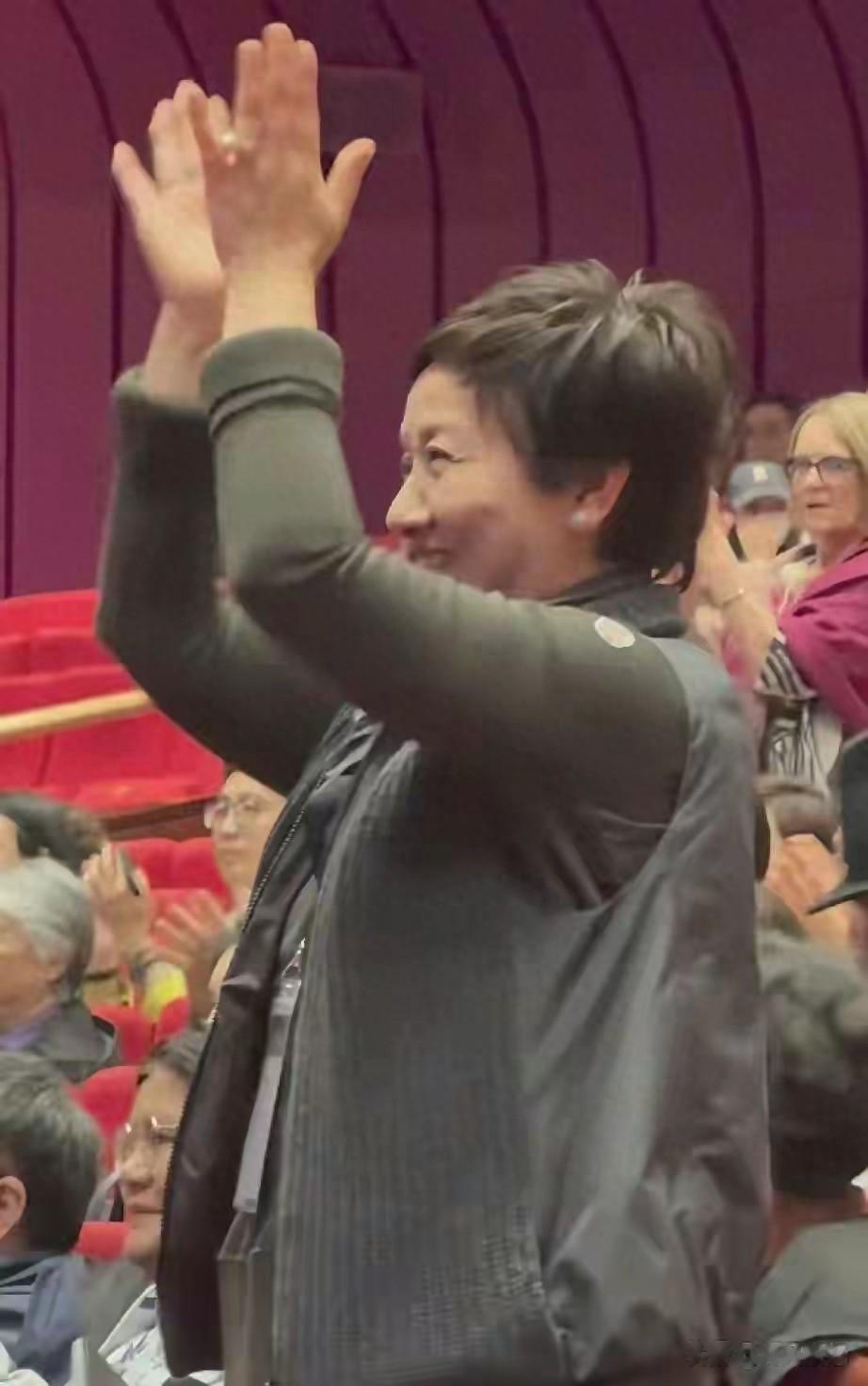68岁邓婕素颜出镜，满脸皱纹朴素穿着，模样酷似普通农村老太