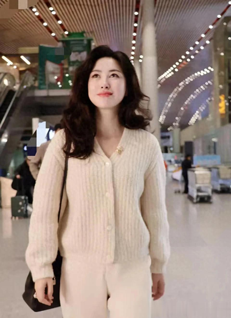 朱珠机场私服越来越简约！穿V领毛衣+小白裤，温柔又高级！
