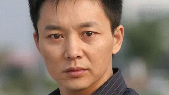 让我们将时光倒回上世纪九十年代初，彼时的刘奕君尚未启用现名，本名刘岷