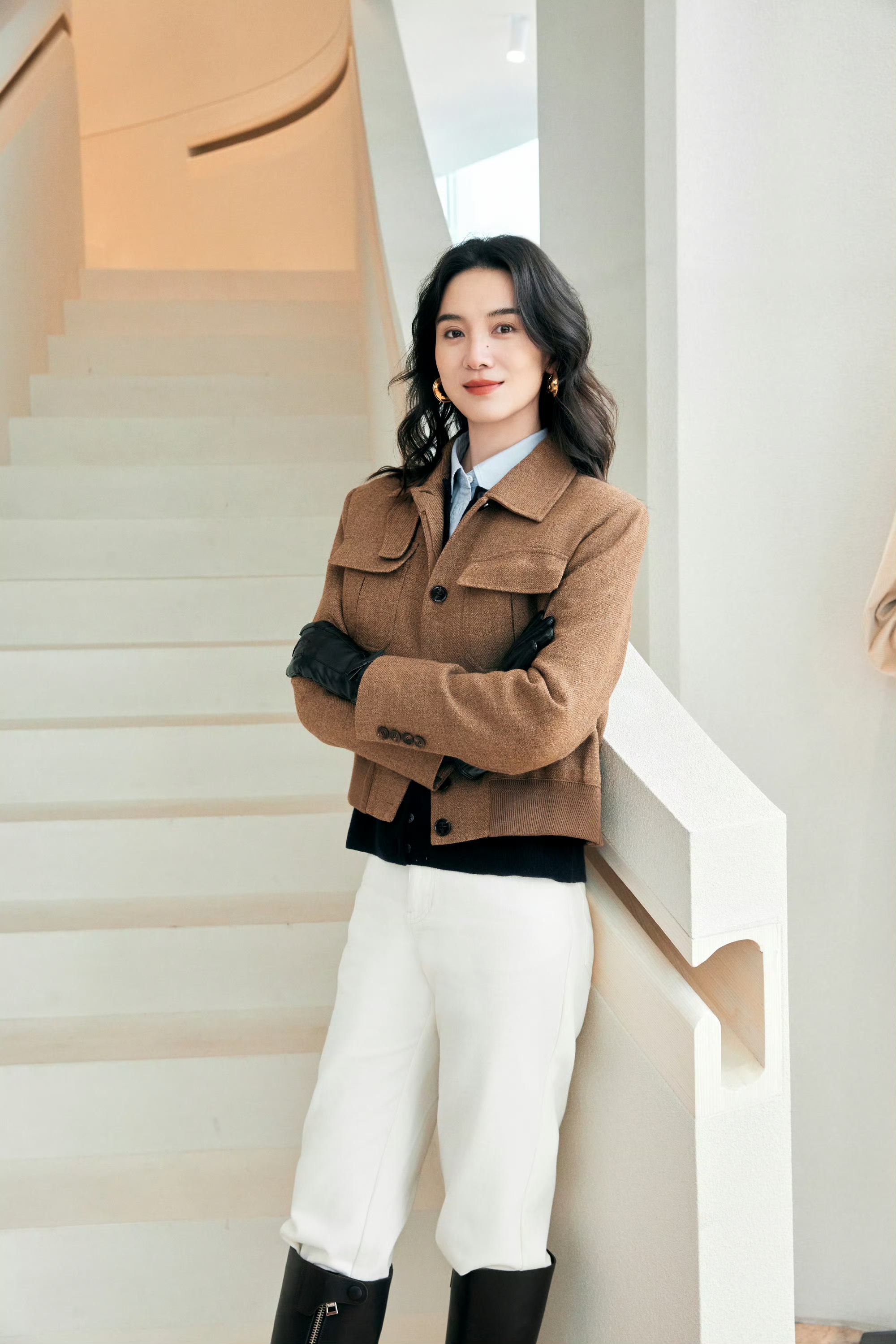 宋佳穿搭反差感：裙装冷艳疏离，裤装率性松弛