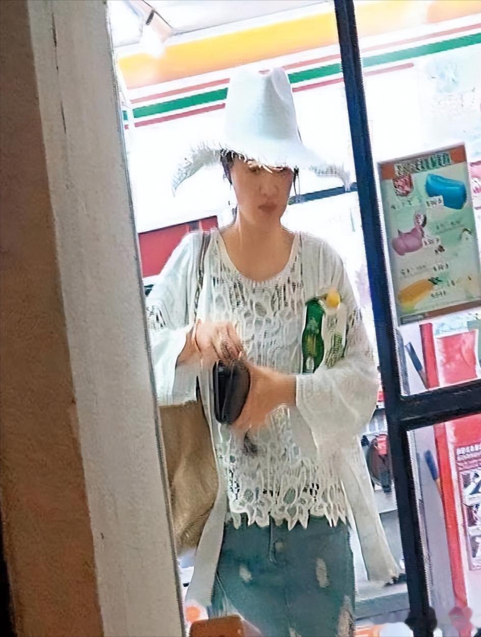 外国丈夫破产后，她带2娃再嫁大19岁富豪，如今定居香港生活幸福