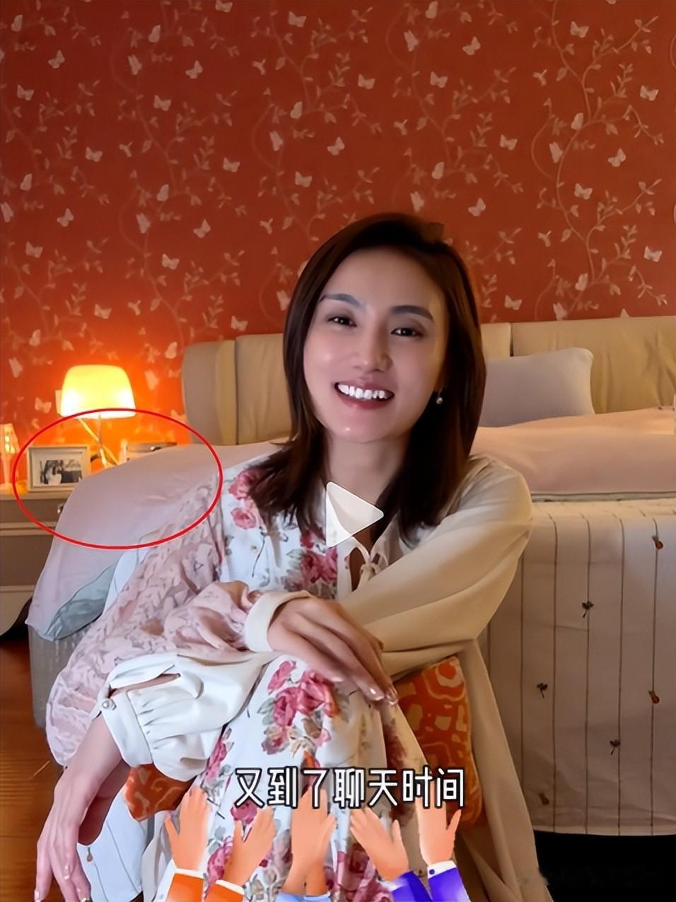 离婚6个月后，海哈金喜卧室曝光，床头照很特别，复婚不是没可能