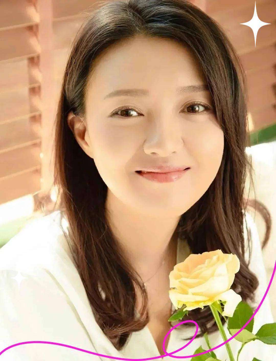 49岁的傅晶，最近因为一组近照再次刷爆了热搜