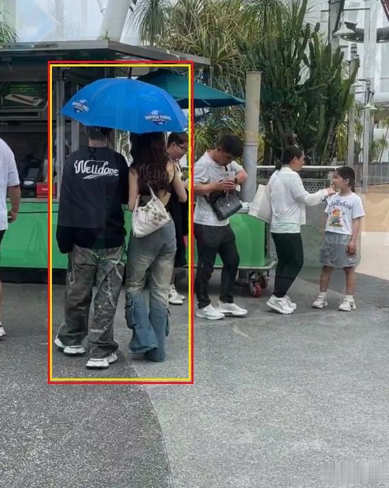 国外街头偶遇黄晓明约会,女伴身材火辣不输前妻,背香奈儿很亲昵