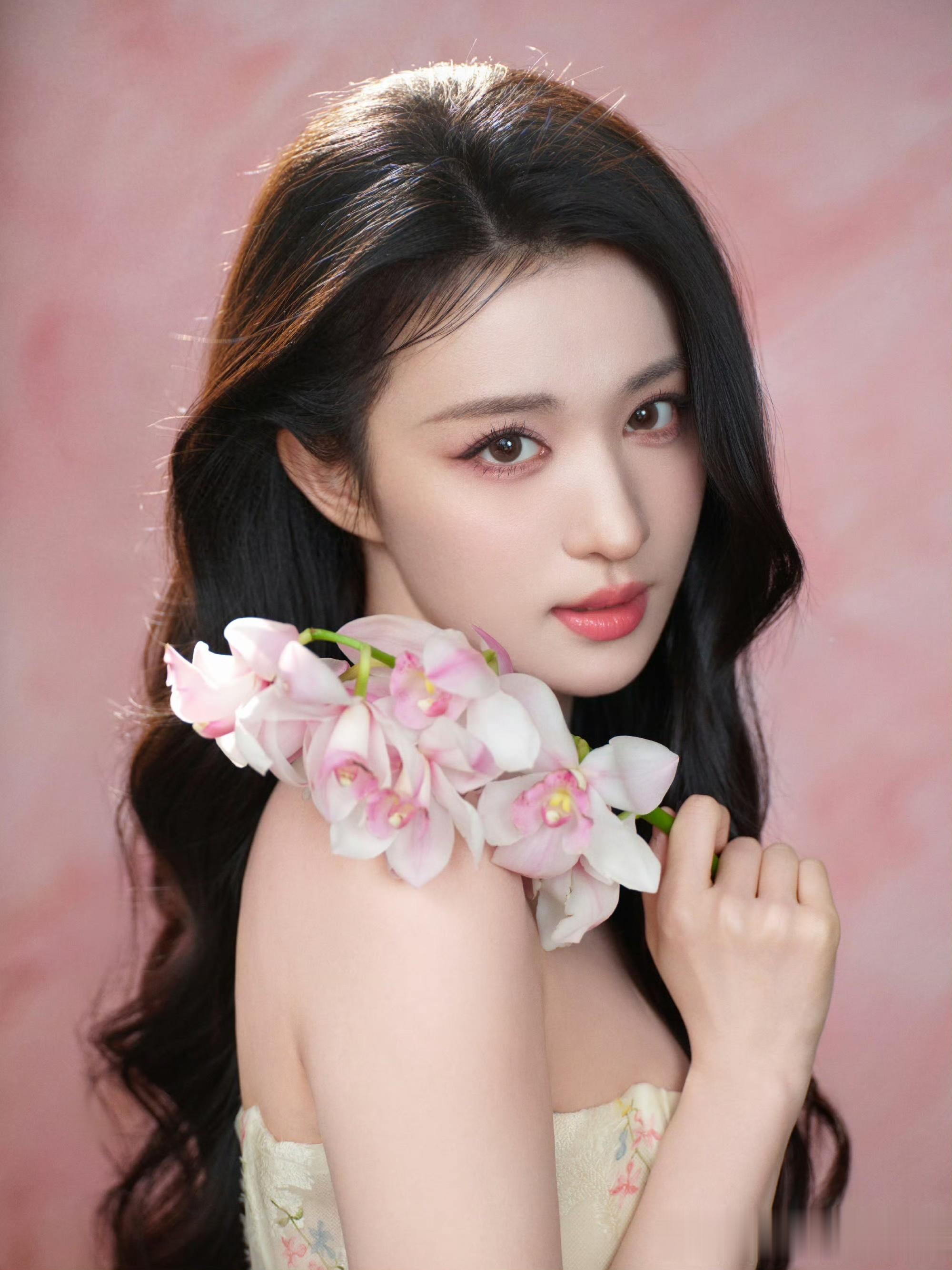 女星王楚然倩影如画，盎然生机中绽放魅力！