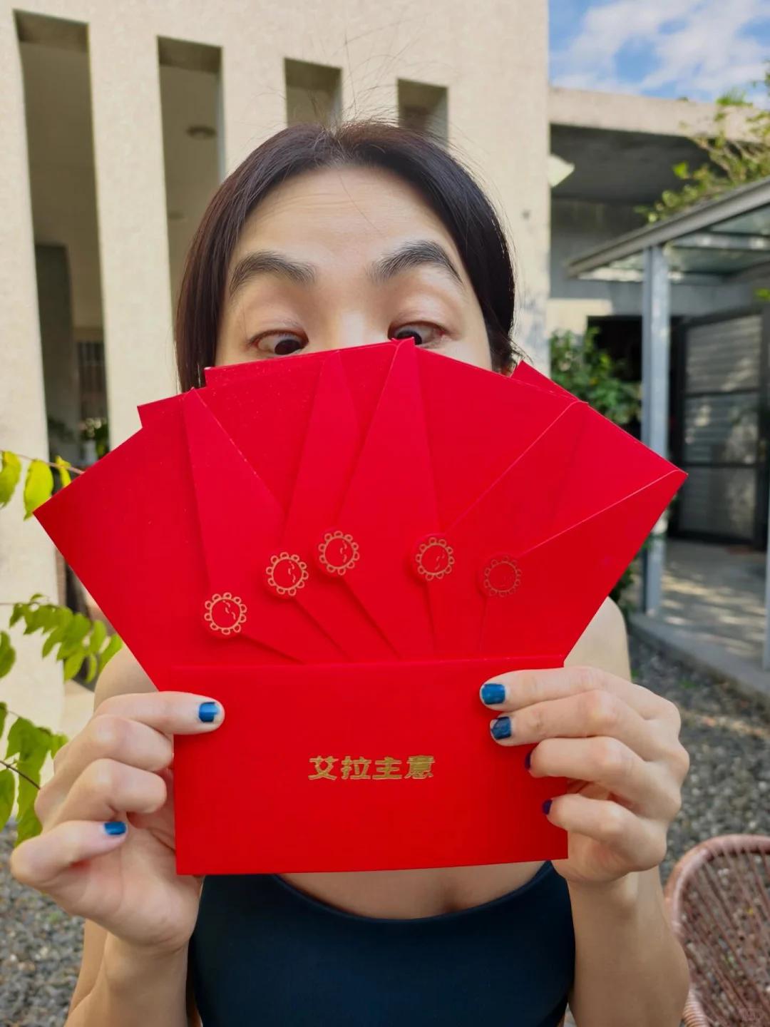 陈嘉桦带儿子回乡下，打扮朴素状态好，蹲地给父母剪指甲显孝顺