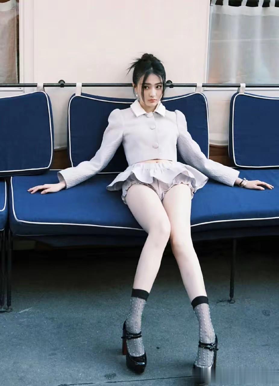 徐璐穿超短裙被嘲腿粗！真实状态惊艳全网！