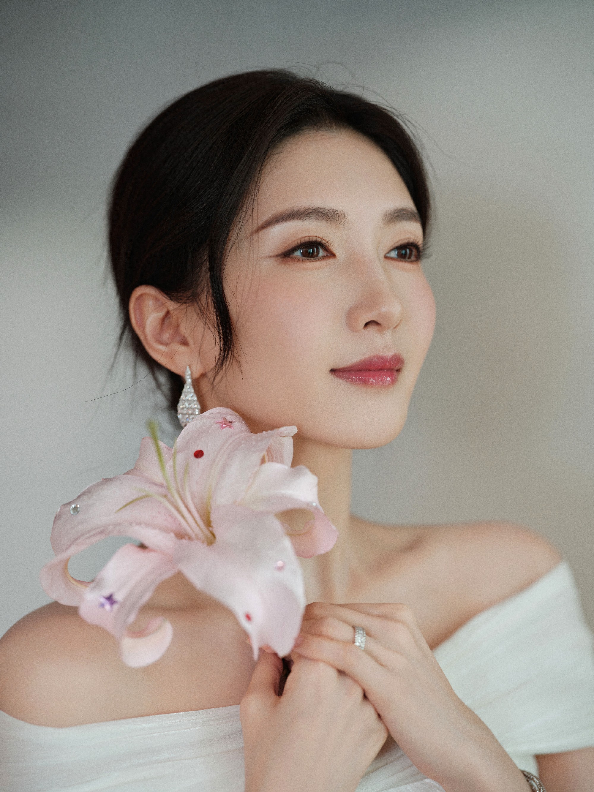 江疏影纯白抹胸连衣裙，美貌与气质全都稳稳拿捏
